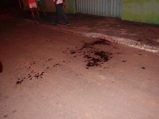 Marcas de sangue no local onde vítima foi esfaqueada (Foto: Maikon Leal/Coxim Agora)