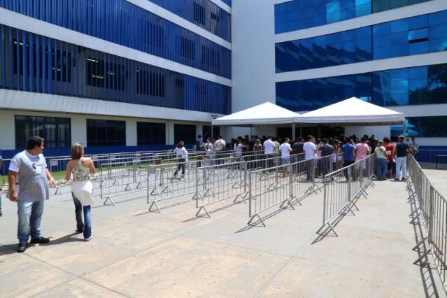 Universidade pro&iacute;be at&eacute; piercing e alunos faturam com guarda-volumes 
