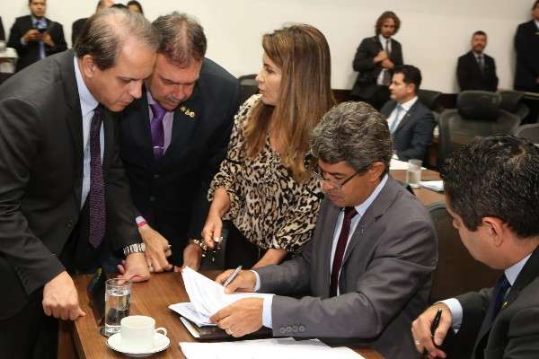 Deputados aprovam fundo estadual de R$ 1 milh&atilde;o para combate &agrave; corrup&ccedil;&atilde;o