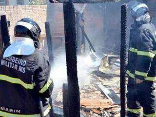 Militares do Corpo de Bombeiros durante combate ao incêndio que destruiu casa nesta sexta-feira (Foto: Luiz Guido/O Pantaneiro)