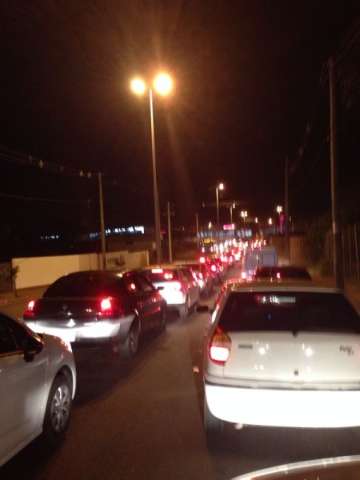 Congestionamento na Joaquim Murtinho deixa tr&acirc;nsito parado nesta noite