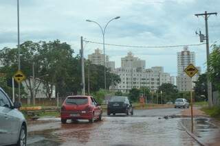 Água empoça no cruzamento da Rua Frutuoso Barbosa com a Avenida Ernesto Geisel e também causa transtornos aos motoristas (Foto: Bruno Chaves)