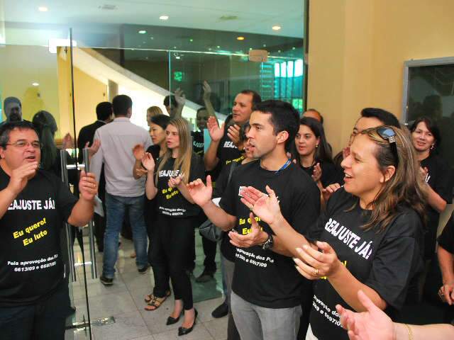  Ainda em greve, servidores fazem manifesta&ccedil;&atilde;o em frente ao TRE