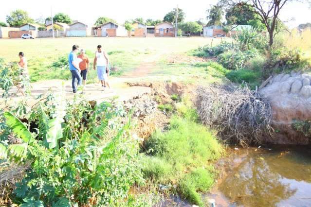 Moradores acusam Base A&eacute;rea de aterrar c&oacute;rrego e destruir &aacute;rea de lazer