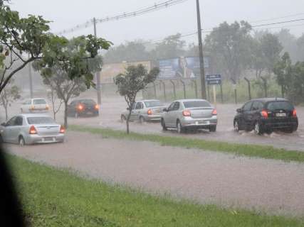 Água da chuva forma ‘rio’ e carros param na Cônsul Assaf Trad