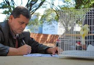 João Rocha é, desde 2010, um dos juízes da OMJ – COM (Ordem Mundial de Juízes da Confederação Ornitológica Mundial).(Foto: Divulgação)
