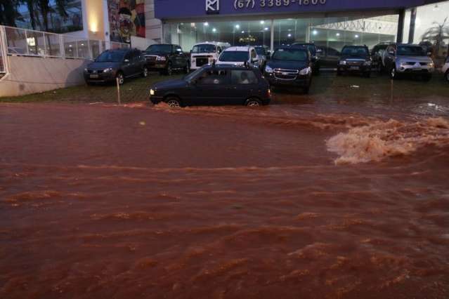 Em menos de 3h, Capital registra 37 mm de chuva e popula&ccedil;&atilde;o sofre