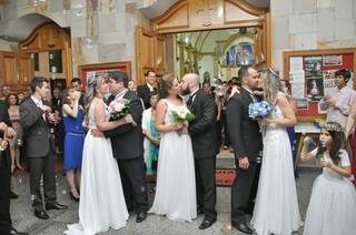 &quot;Podem beijar as noivas&quot;. (Foto: Antonio Ferreira)
