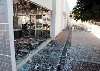 Agência ficou destruída com explosão (Foto: Edição de Notícias)