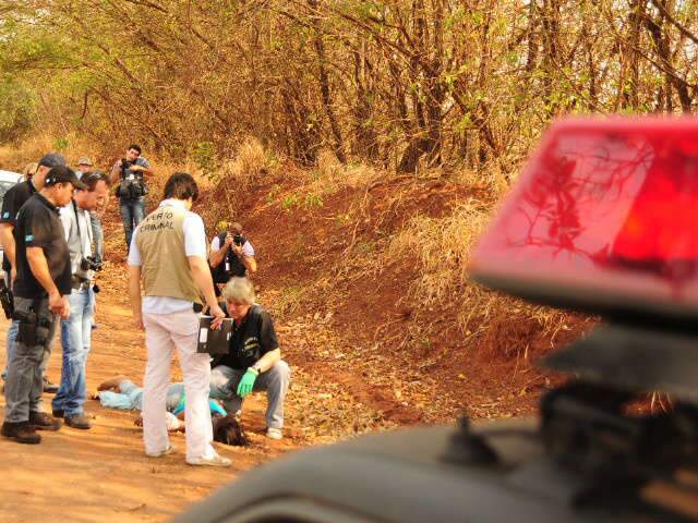  Mulher &eacute; achada morta com tiros na cabe&ccedil;a em estrada de Campo Grande