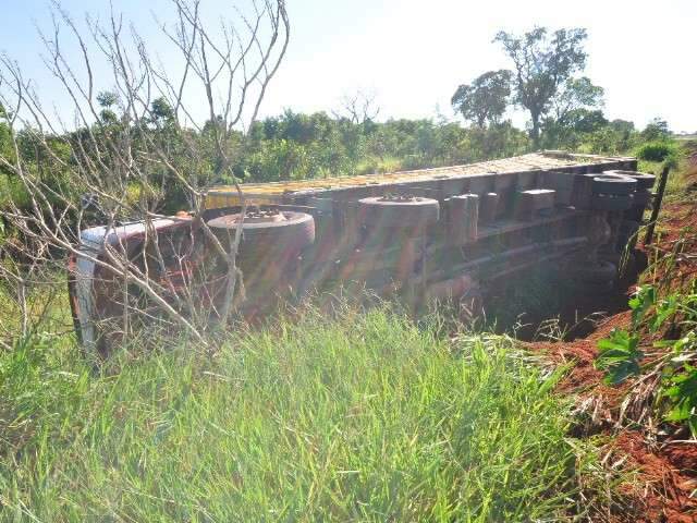 Motorista dorme ao volante e carreta tomba na BR-262