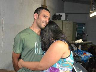 Casal se abraçou durante apresentação na Denar. (Foto: Simão Nogueira)