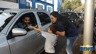 Crianças fazem blitz em avenida para ensinar prudência no trânsito aos adultos