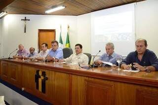 Prefeitos e deputados debateram alternativas para dar fim aos lixões nos municípios de MS (Foto: Divulgação/Assomasul)
