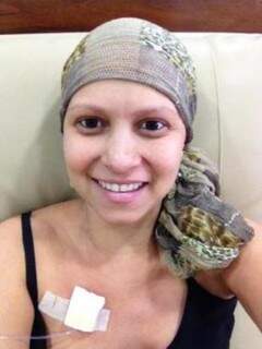 Na selfie, a última quimioterapia feita em setembro. (Foto: Arquivo Pessoal)