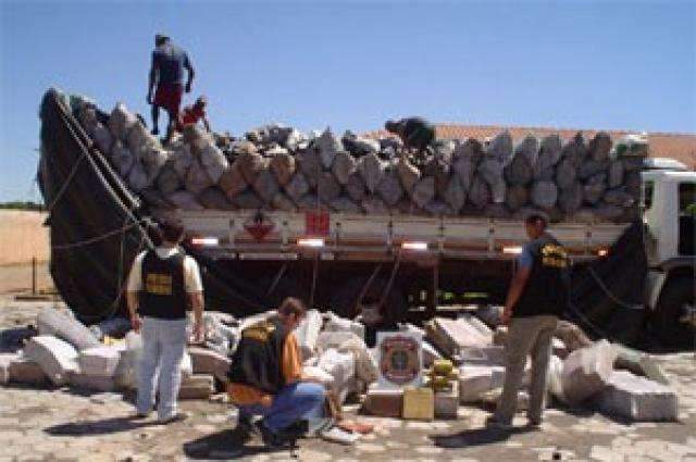 Policial militar flagrado com 3 toneladas de maconha em 2005 &eacute; expulso 