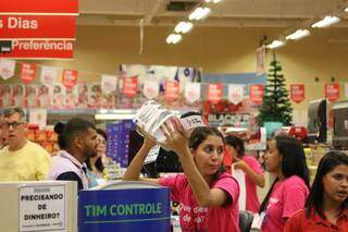 Teve comprador garantindo um jogo de copos para o fim do ano. (Foto: Marcos Maluf)