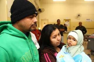 Dilma Vargas de Lima, 34 anos, chegou às 5h40 para garantir a senha e vacinar seu filho de 8 meses. (Foto: Marcos Ermínio)