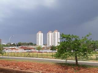 Céu ficou bastante nublado neste início de tarde na Via Parque (Foto: Fernanda Palheta)
