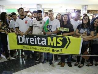Fãs de Bolsonaro &quot;invadiram&quot; o aeroporto com faixas, camisas e bandeiras para demonstrar apoio