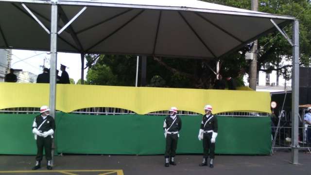 Movimento &eacute; tranquilo e muita gente aproveita friozinho para ir ao desfile