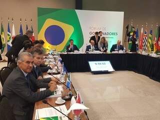 Na ponta da mesa, Reinaldo Azambuja espera início do Fórum dos Governadores nesta manhã (Foto: Governo de Mato Grosso do Sul/Divulgação)