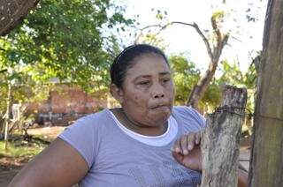 Antônia quer vender casa onde filho foi assassinado e sair do bairro. (Foto: Marcelo Calazans)