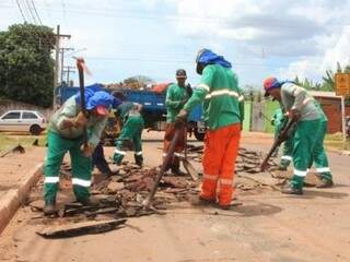 Parte dos trabalhadores dos tapa-buracos são de mão de obra carcerária (Foto: Divulgação/TJ)