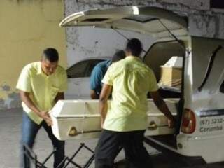 Os corpos foram levados para o IML (Instituto Médico Legal) de Corumbá (Foto: Leonardo Cabral/ Diário Corumbaense) 