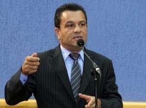 Vereador questiona prefeitura sobre falta de limpeza nos bairros