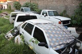 Cinco carros foram encontrados no local (Foto: Cléber Gellio)