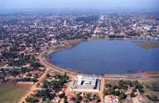 Vista aérea onde é possível ver uma das lagoas da cidade.(Foto:Divulgação)