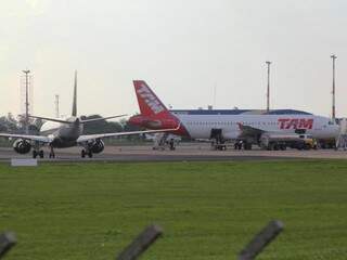 Movimento de aeronaves no pátio do aeroporto na manhã deste sábado (Foto: Marcos Ermínio)