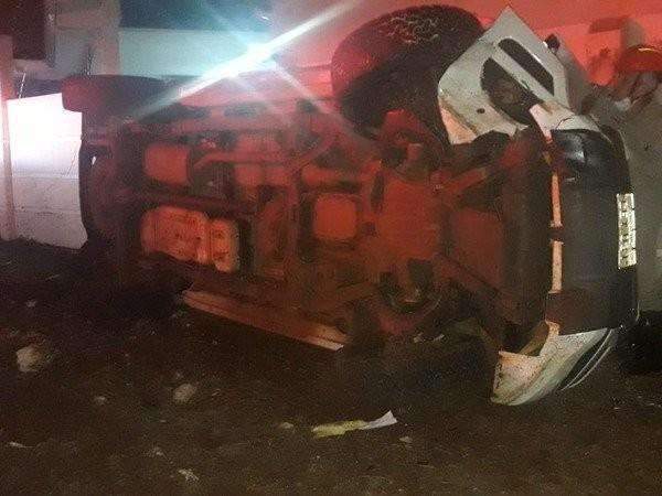 Condutor perde controle da dire&ccedil;&atilde;o, camionete tomba e para em muro 