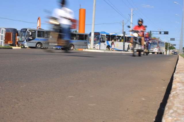 Motociclista realiza convers&atilde;o irregular e atinge ciclista em avenida