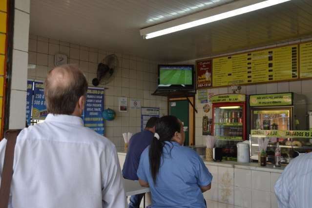 Entre caf&eacute; e trabalho, uma parada para ver o Corinthians 