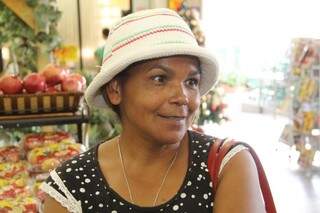 Marlene Matias, não deixou de comprar as frutas. (Foto: Marcos Ermínio)