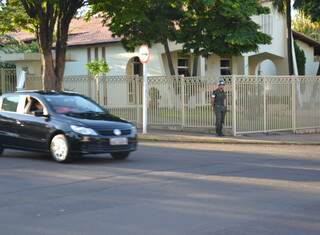 Em vários locais da cidade é possível ver soldados que fazem a segurança de áres residenciais onde moram militares. (Foto:Luciana Brazil)