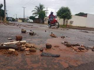 Pedras viram obstáculos para motociclista (Foto: Liniker Ribeiro) 