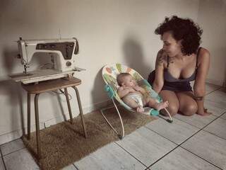 Renata Dias olhando para a filha Aiyra de cinco meses  (Foto: Arquivo pessoal)