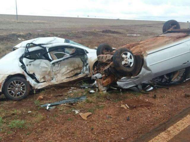 Duas pessoas morrem ap&oacute;s colis&atilde;o entre dois carros na rodovia MS-386