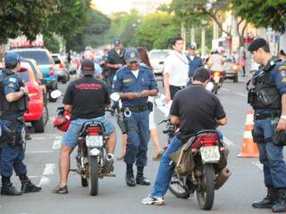Várias pessoas foram abordadas pela PM durante a operação, que visa inibir a criminalidade no centro da Capital (Foto: Rodrigo Pazinato)