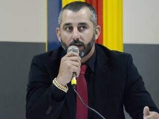 Juliano Ferro, durante discurso na Câmara Municipal de Ivinhema. (Foto: Divulgação/Câmara de Ivinhema).