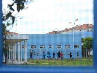 Crianças durante recreação na escola. (Foto: André Bittar)