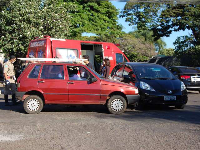  Colis&atilde;o entre dois ve&iacute;culos deixa tr&acirc;nsito lento na Rua da Paz