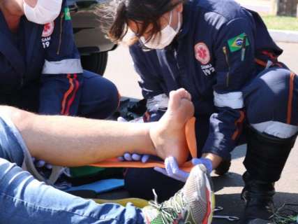 Acidente entre carro e moto deixa tr&acirc;nsito lento na Duque de Caxias