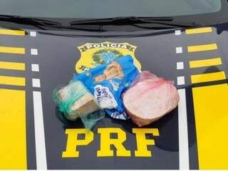 Dois tabletes de cocaína foram localizados em pacote de fralda (Foto: divulgação/PRF) 