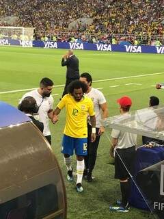 O lateral-esquerdo Marcelo, uma das armas ofensivas do Brasil, foi substituído logo aos 6 minutos e não conseguiu nem acompanhar o jogo no banco de reservas