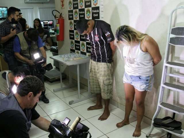 Com filho no colo, "Branca" e "Nego" s&atilde;o presos por tr&aacute;fico de drogas