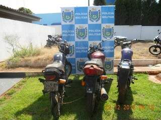 Três motocicletas foram recuperadas pela PM na madrugada deste sábado (Foto: Divulgação)